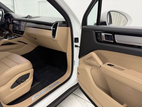 Certified 2023 Porsche Cayenne Platinum Edition image 22