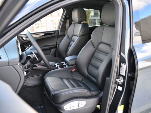 Certified 2026 Porsche Macan AWD/4WD image 13