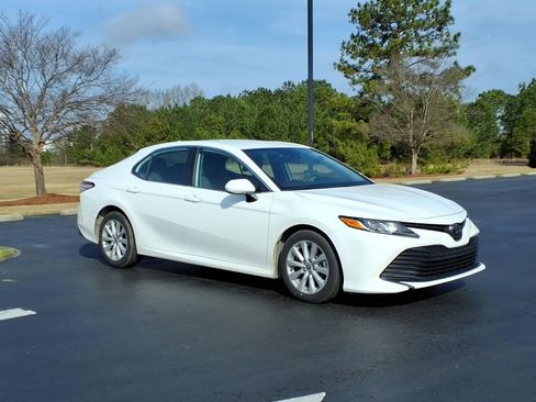 Used 2020 Toyota Camry LE image 1