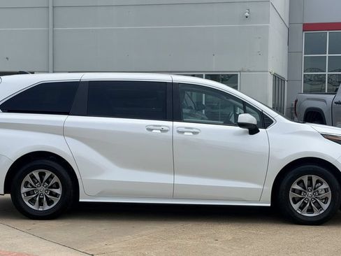 Used 2023 Toyota Sienna XLE FWD image 6