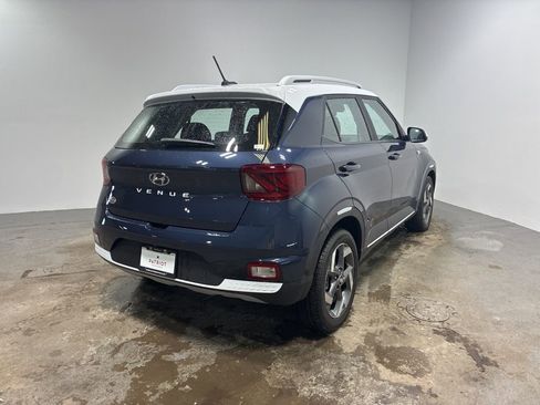 Used 2025 Hyundai Venue Limited image 5