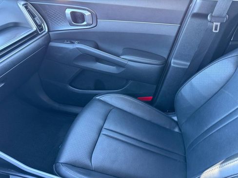 Used 2024 Kia Sorento S image 23