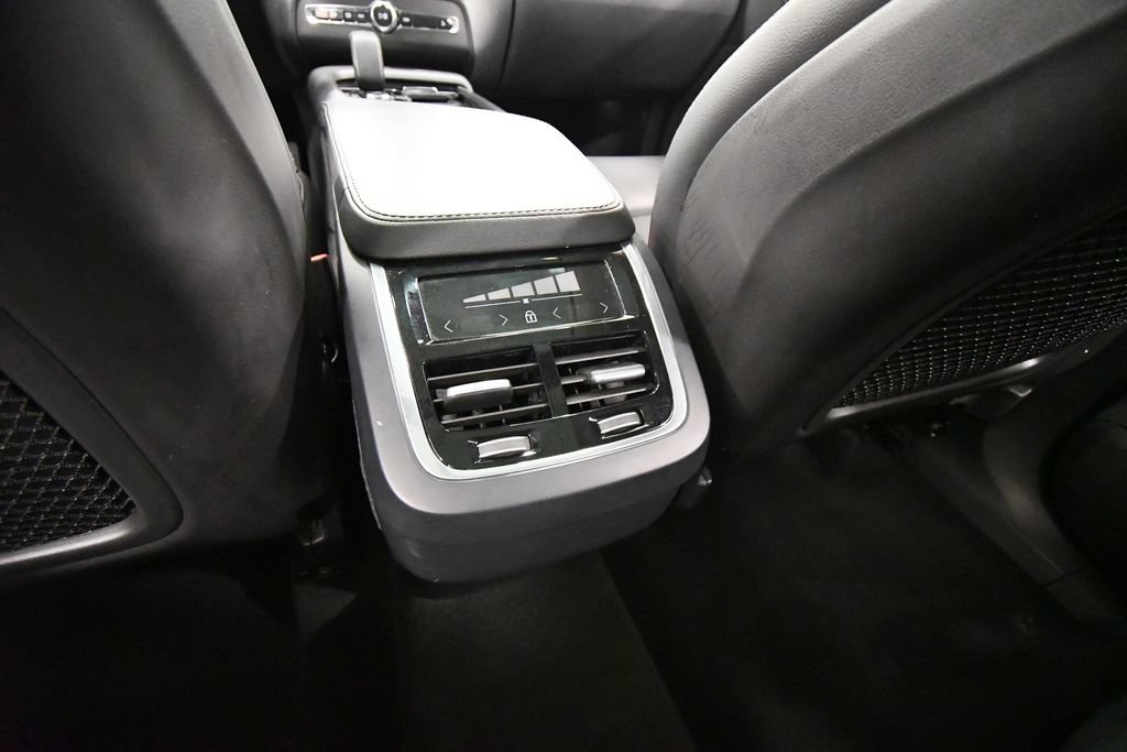 Used 2023 Volvo XC90 B5 Core AWD/4WD image 16