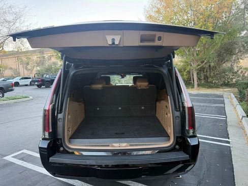 Used 2019 Cadillac Escalade ESV Platinum image 5