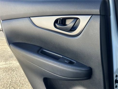 Used 2020 Nissan Rogue Sport S image 17