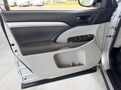 Used 2018 Toyota Highlander LE FWD image 9