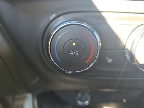 Used 2024 Chevrolet Trax RS w/ Sunroof Package image 30