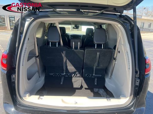 Used 2024 Chrysler Pacifica Touring-L FWD image 15