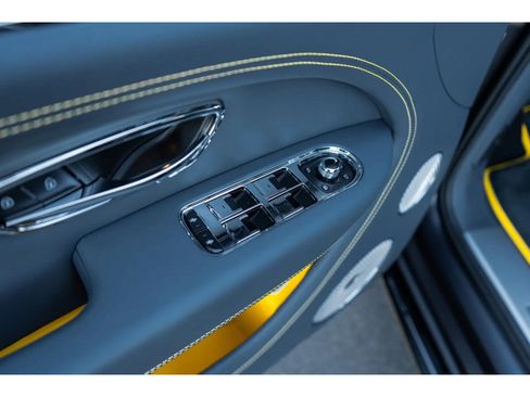 Used 2025 Bentley Bentayga image 28