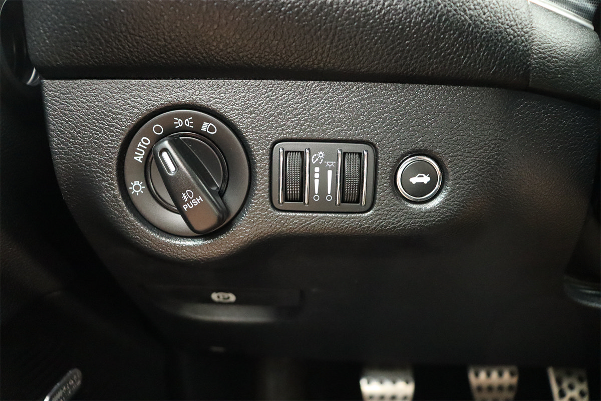 Used 2015 Dodge Challenger R/T Scat Pack RWD image 24