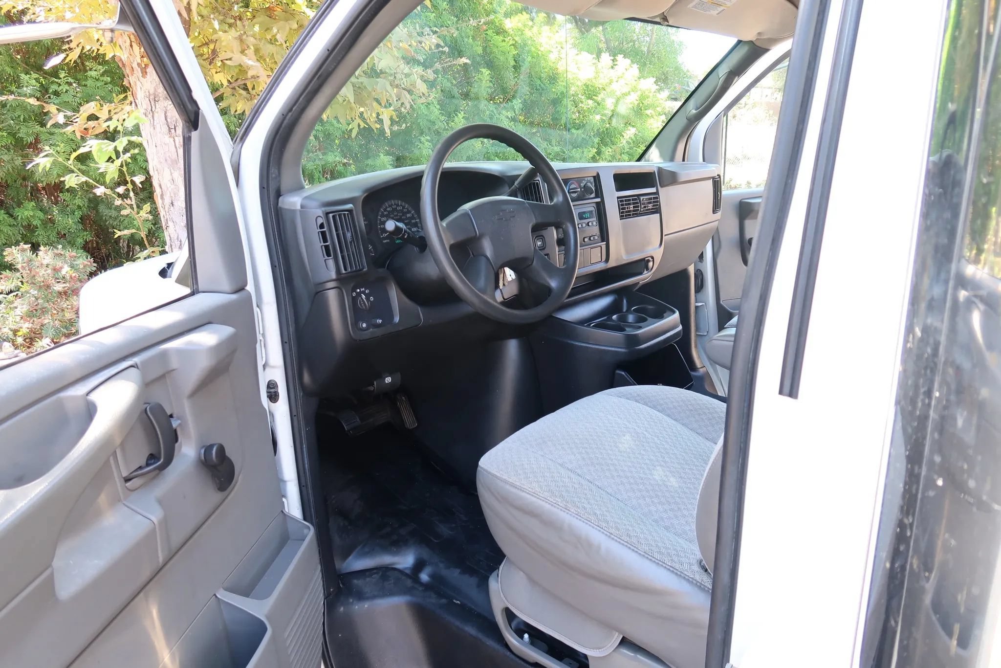 Used 2004 Chevrolet Express 3500 w/ Chrome Appearance Package RWD image 28
