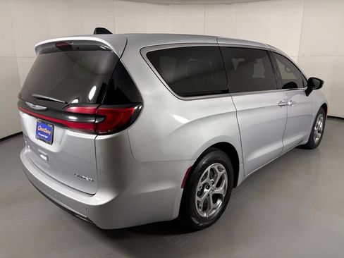 Used 2024 Chrysler Pacifica Limited image 8