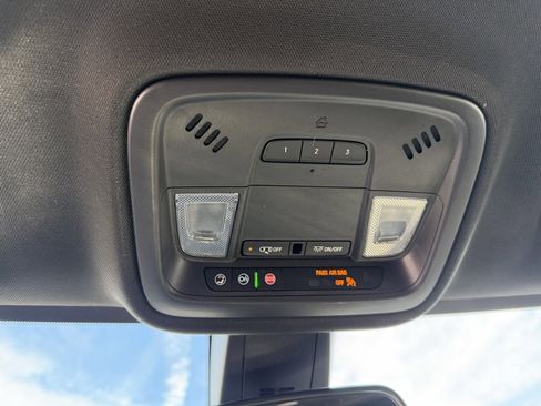 Used 2022 Chevrolet Traverse LT image 19