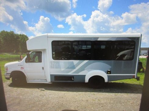 Used 2015 Ford E-350 and Econoline 350 Super Duty RWD image 2