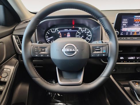 Used 2025 Nissan Rogue SV w/ SV Premium Package FWD image 15