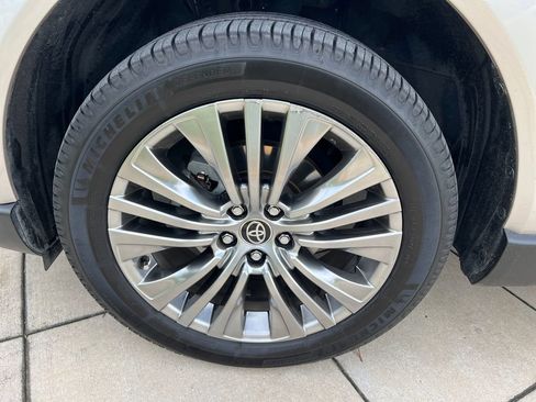 Used 2022 Toyota Venza XLE AWD/4WD image 23