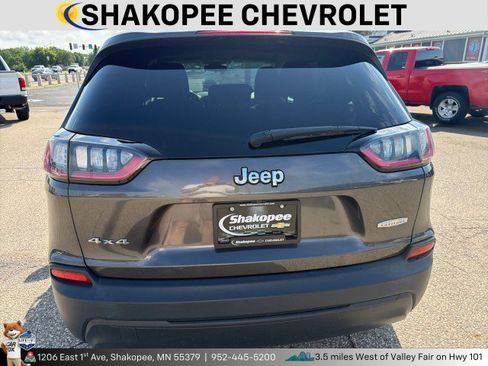 Used 2019 Jeep Cherokee Latitude Plus w/ Cold Weather Group AWD/4WD image 3