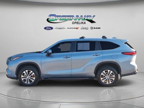 Used 2022 Toyota Highlander XLE AWD/4WD image 4