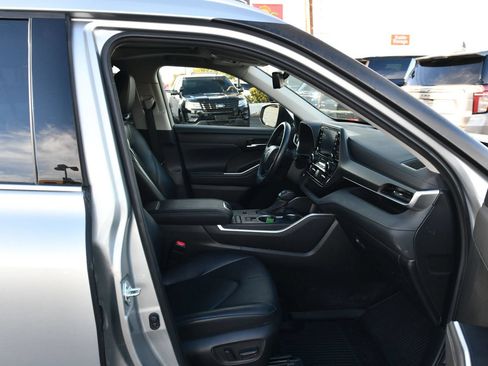 Used 2022 Toyota Highlander XLE FWD image 22