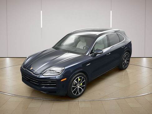Certified 2025 Porsche Cayenne S AWD/4WD image 35