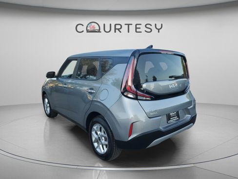 Certified 2025 Kia Soul LX w/ LX Technology Package FWD image 2