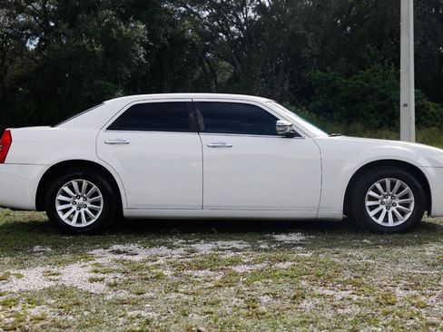 Used 2010 Chrysler 300 Touring RWD image 13