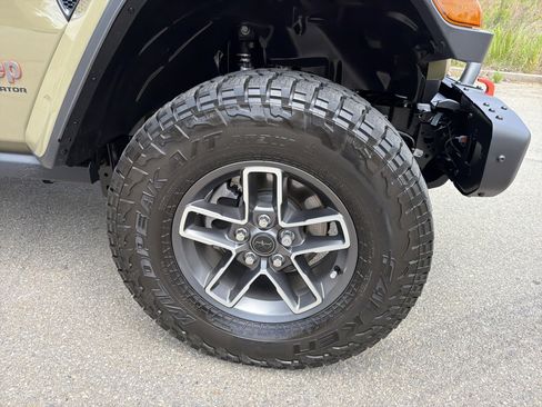 Used 2025 Jeep Gladiator Mojave AWD/4WD image 12