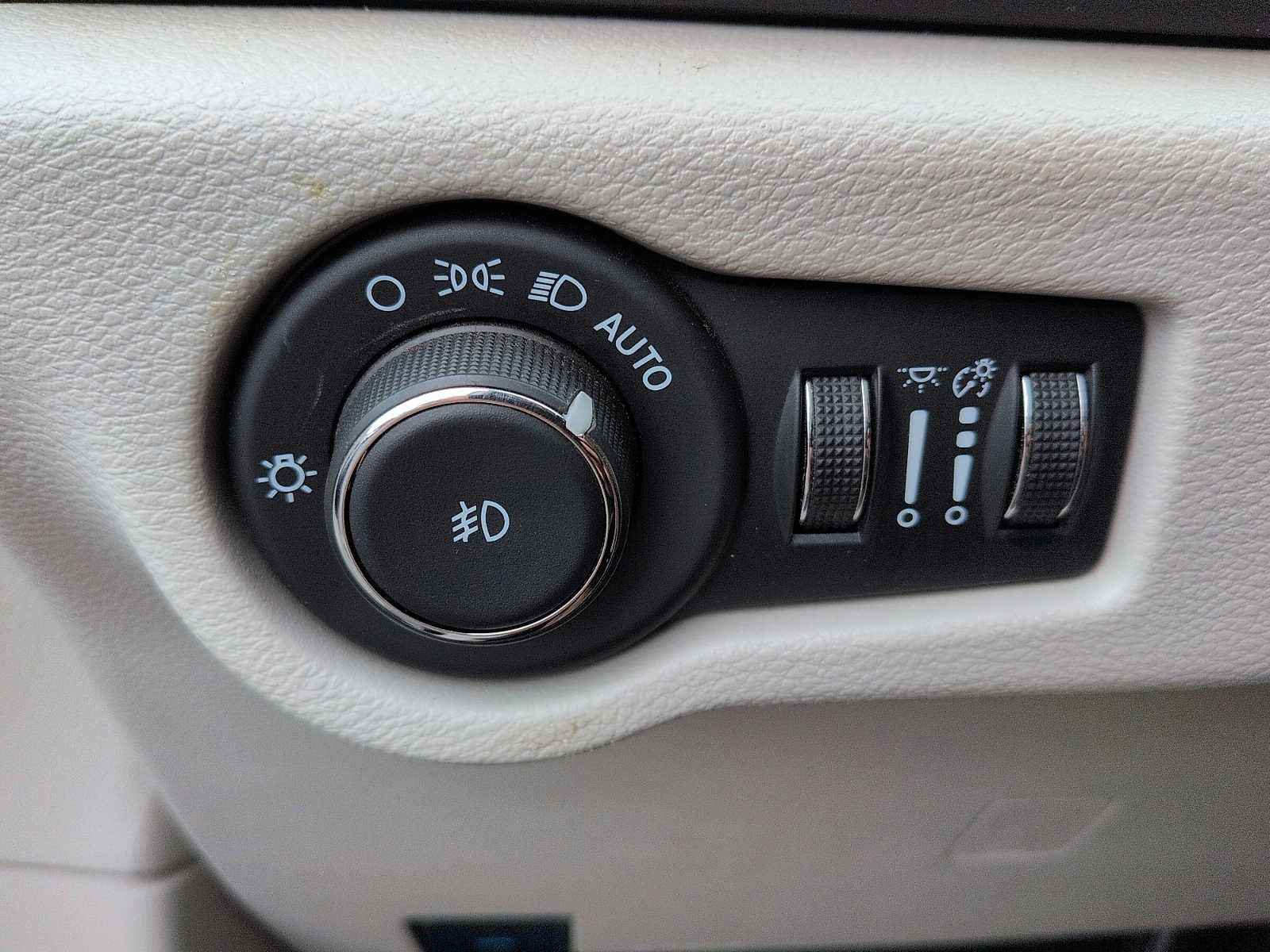 Used 2024 Chrysler Pacifica Touring-L FWD image 16