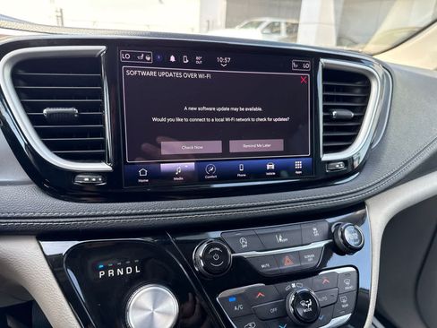 Used 2022 Chrysler Pacifica Touring-L FWD image 17