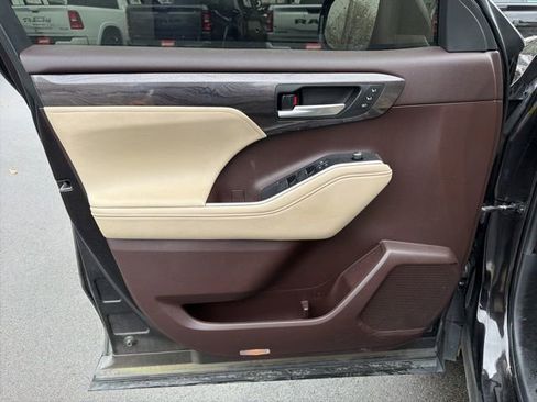 Used 2020 Toyota Highlander Platinum image 18
