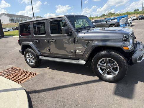 Used 2022 Jeep Wrangler Unlimited Sahara w/ LED Lighting Group AWD/4WD image 7