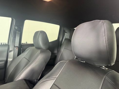 Used 2022 Toyota Tacoma TRD Off-Road w/ Technology Package AWD/4WD image 12