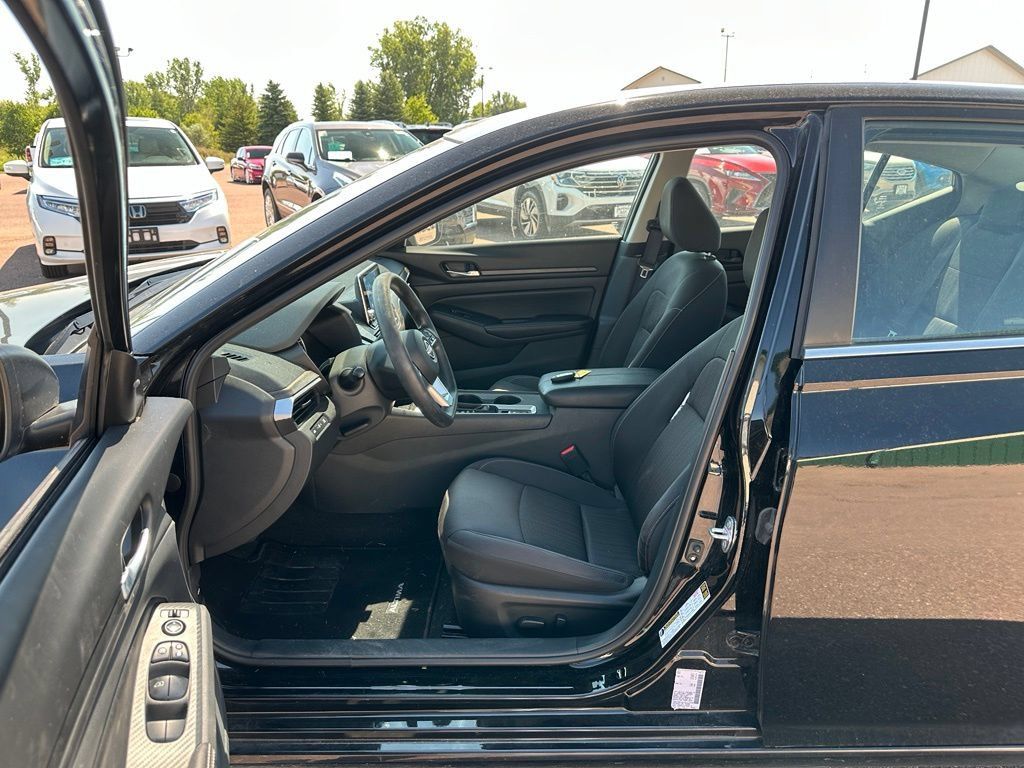 Used 2025 Nissan Altima 2.5 SV AWD/4WD image 10