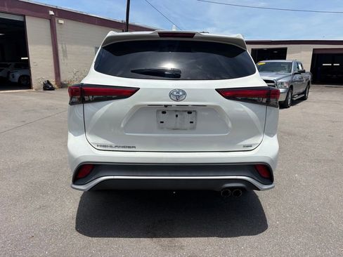 Used 2021 Toyota Highlander XSE FWD image 4