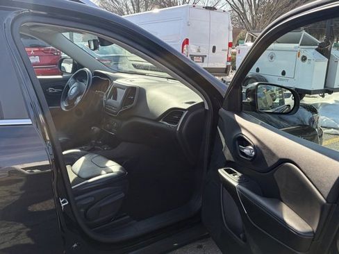 Used 2021 Jeep Cherokee Latitude Plus w/ Sun & Sound Group image 28