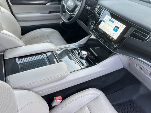 Used 2023 Jeep Wagoneer L 4WD w/ Premium Group I image 17