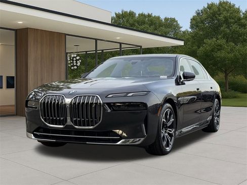 Used 2025 BMW i7 eDrive50 image 2