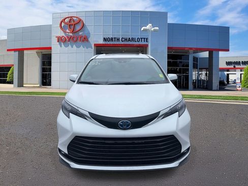 Used 2025 Toyota Sienna XLE image 5
