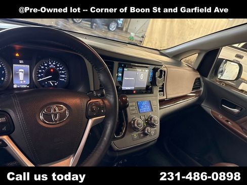 Used 2017 Toyota Sienna Limited image 17