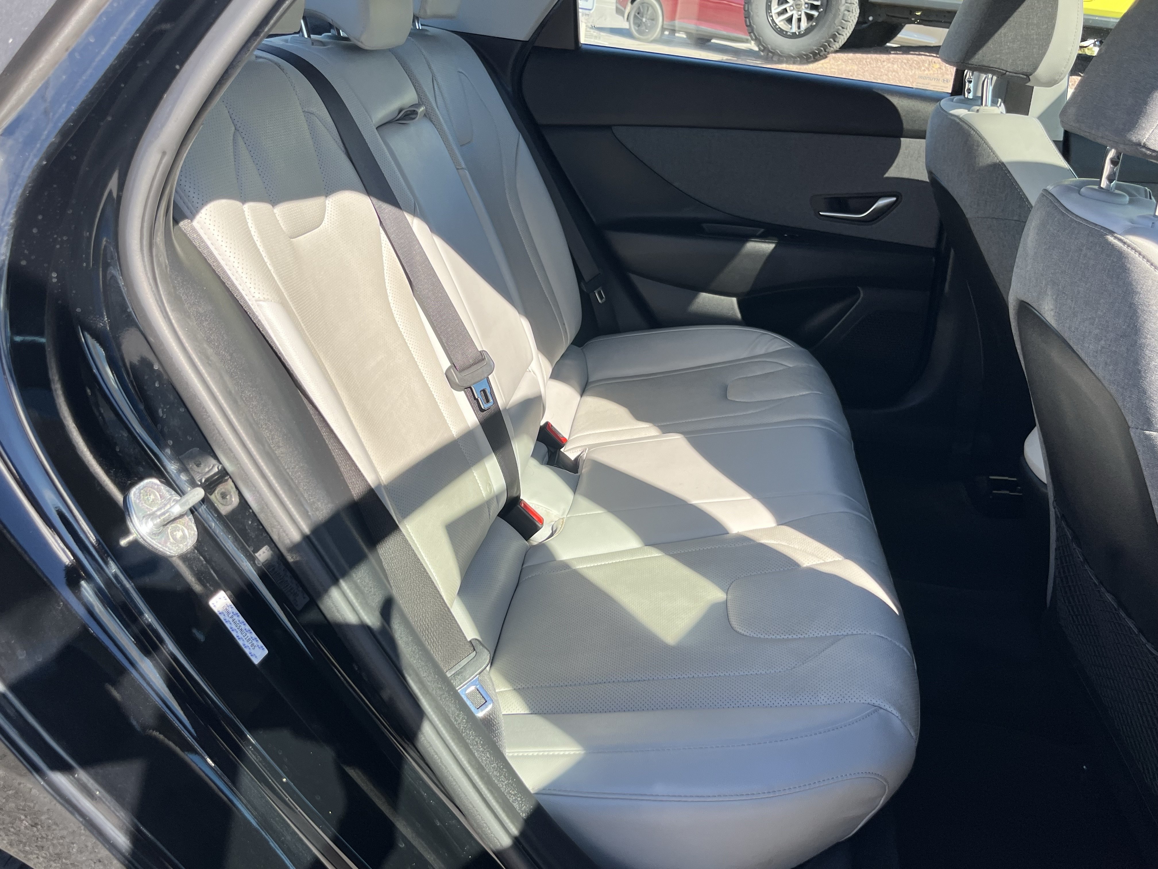 Used 2022 Hyundai Elantra Limited FWD image 4