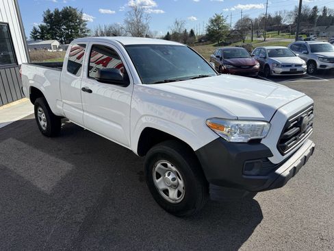 Used 2018 Toyota Tacoma SR image 5