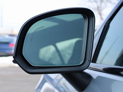 Used 2025 Volvo XC40 B5 Plus image 8