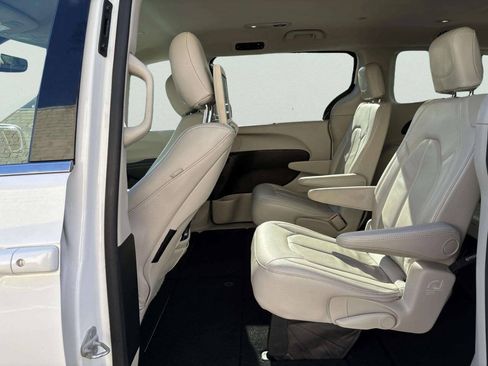 Used 2019 Chrysler Pacifica Touring-L Plus w/ Advanced Safetytec Group FWD image 16