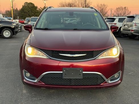 Used 2018 Chrysler Pacifica Touring-L image 8