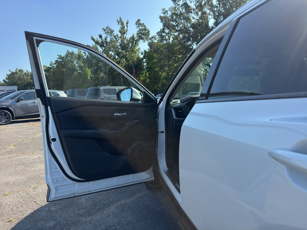 Used 2025 Nissan Rogue SL w/ SL Premium Package FWD image 17