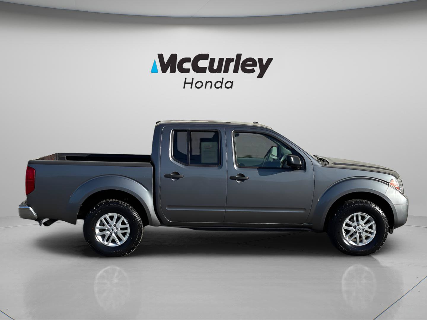 Used 2018 Nissan Frontier SV AWD/4WD image 2