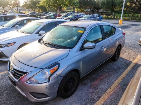 Used 2019 Nissan Versa SV FWD image 3