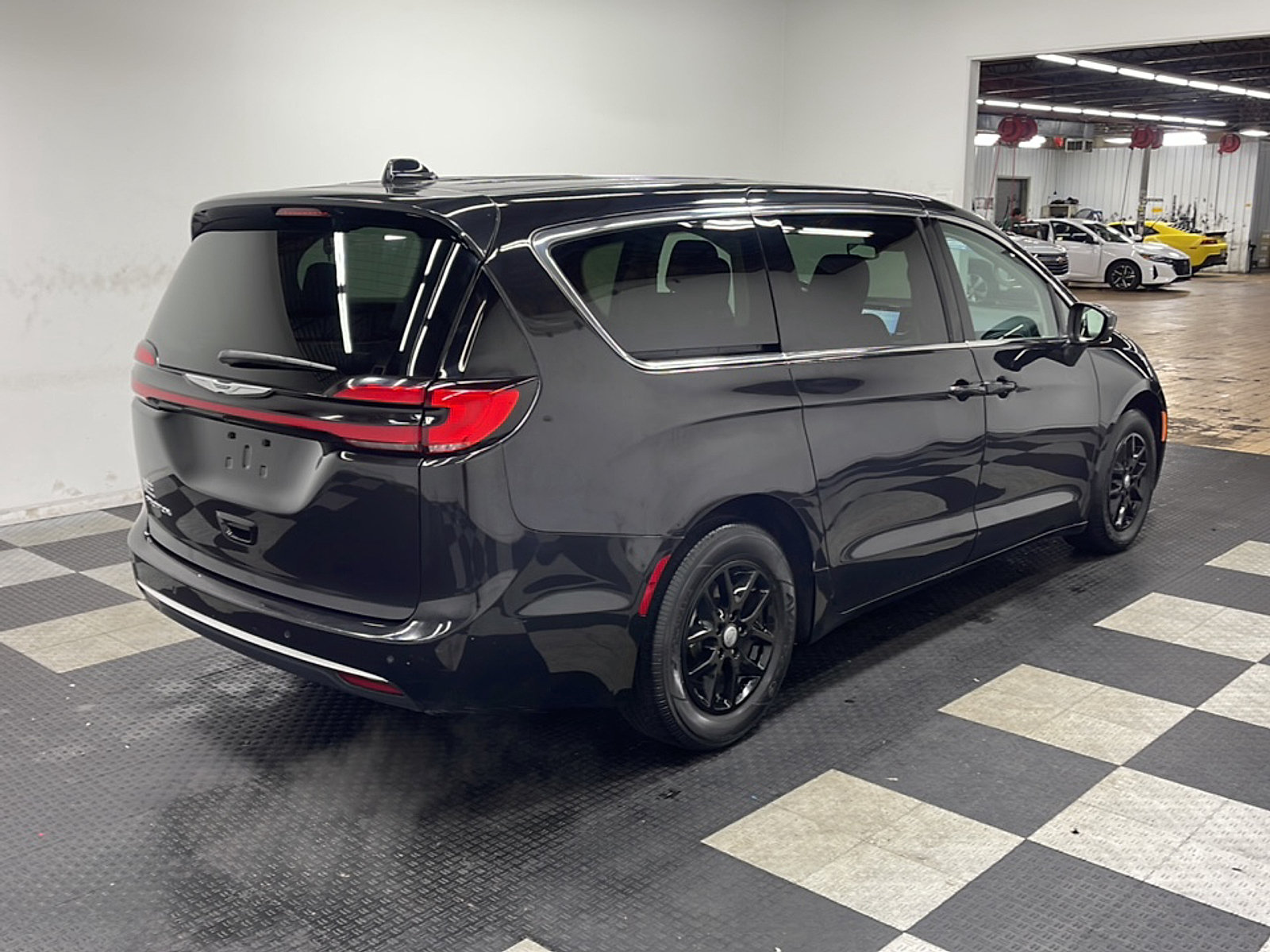 Used 2023 Chrysler Pacifica Touring-L FWD image 18