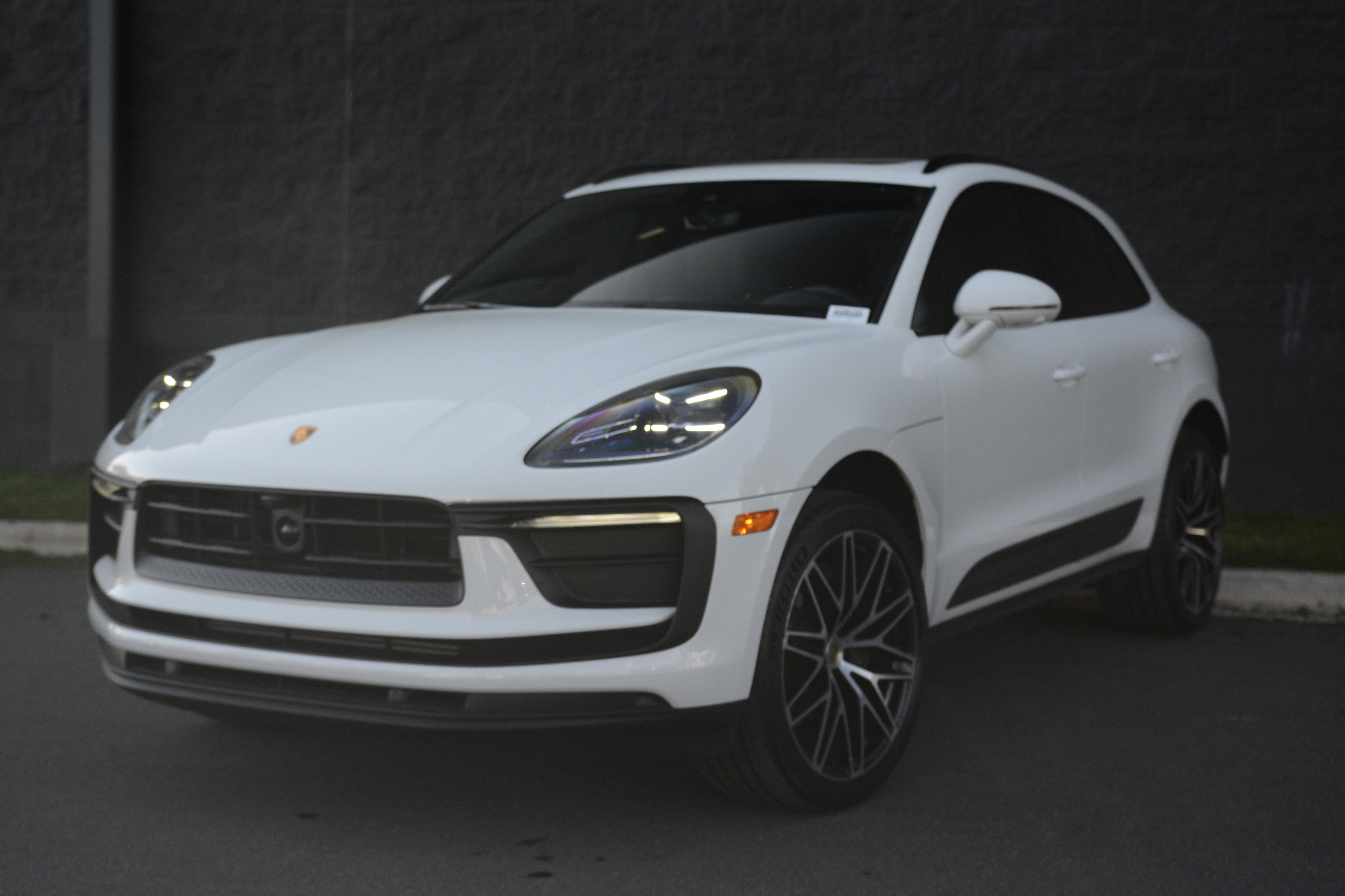 Certified 2026 Porsche Macan AWD/4WD image 1
