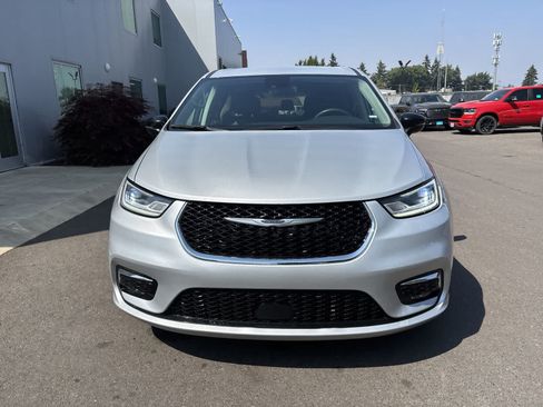 Used 2024 Chrysler Pacifica Touring-L FWD image 7